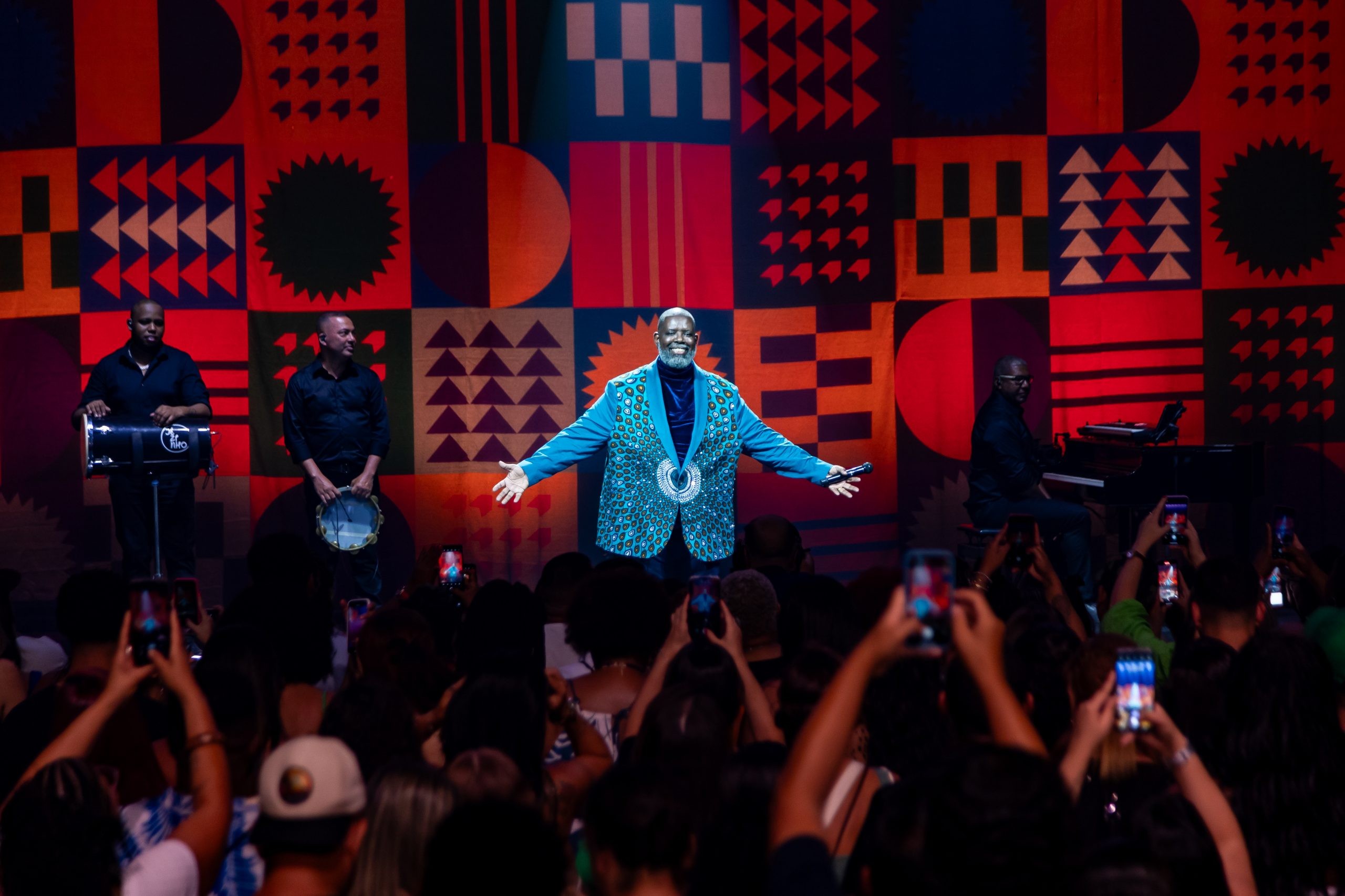 Péricles faz show na Festa Junina de Votorantim no Dia dos Namorados