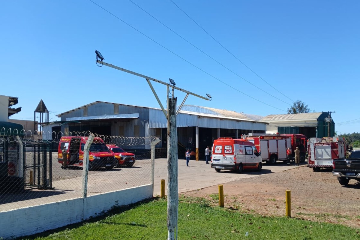 Explosão em tanque com enxofre provoca incêndio em fábrica de ração em Campo Grande