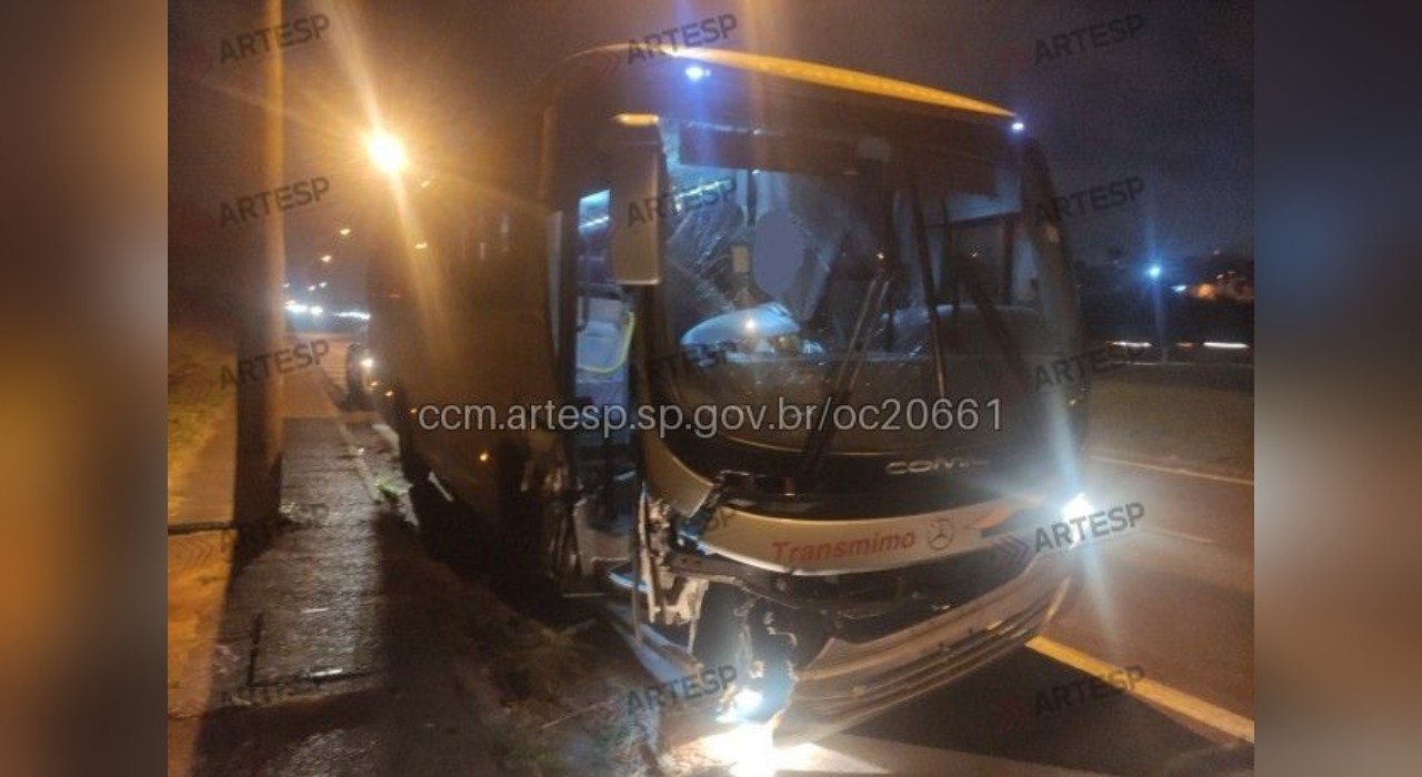 Motorista perde o controle de ônibus e bate contra defensa metálica na Rodovia Anhanguera em Jundiaí