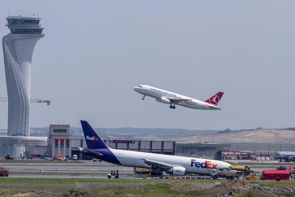 Equipes de resgate atendem tripulação do Boeing 767 da FedEx que arrastou parte da fuselagem durante o pouso no aeroporto de Istambul, na Turquia — Foto: Umit Bektas/Reuters