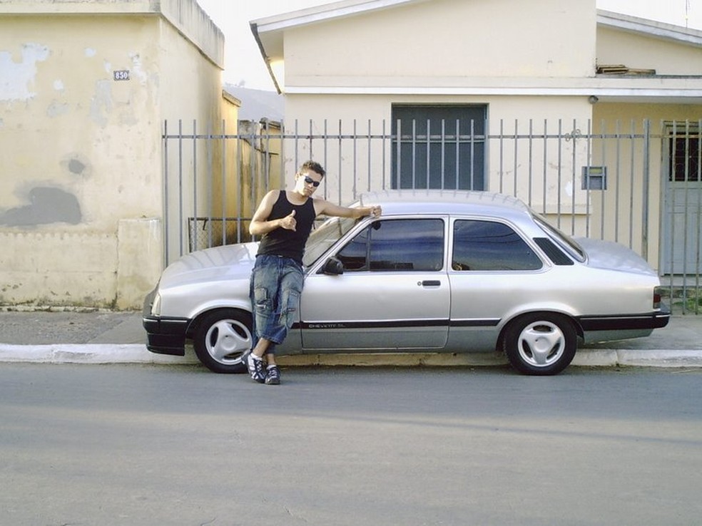 Aiglon Declie e o Chevette em 2006 — Foto: Aiglon Declie/Acervo Pessoal