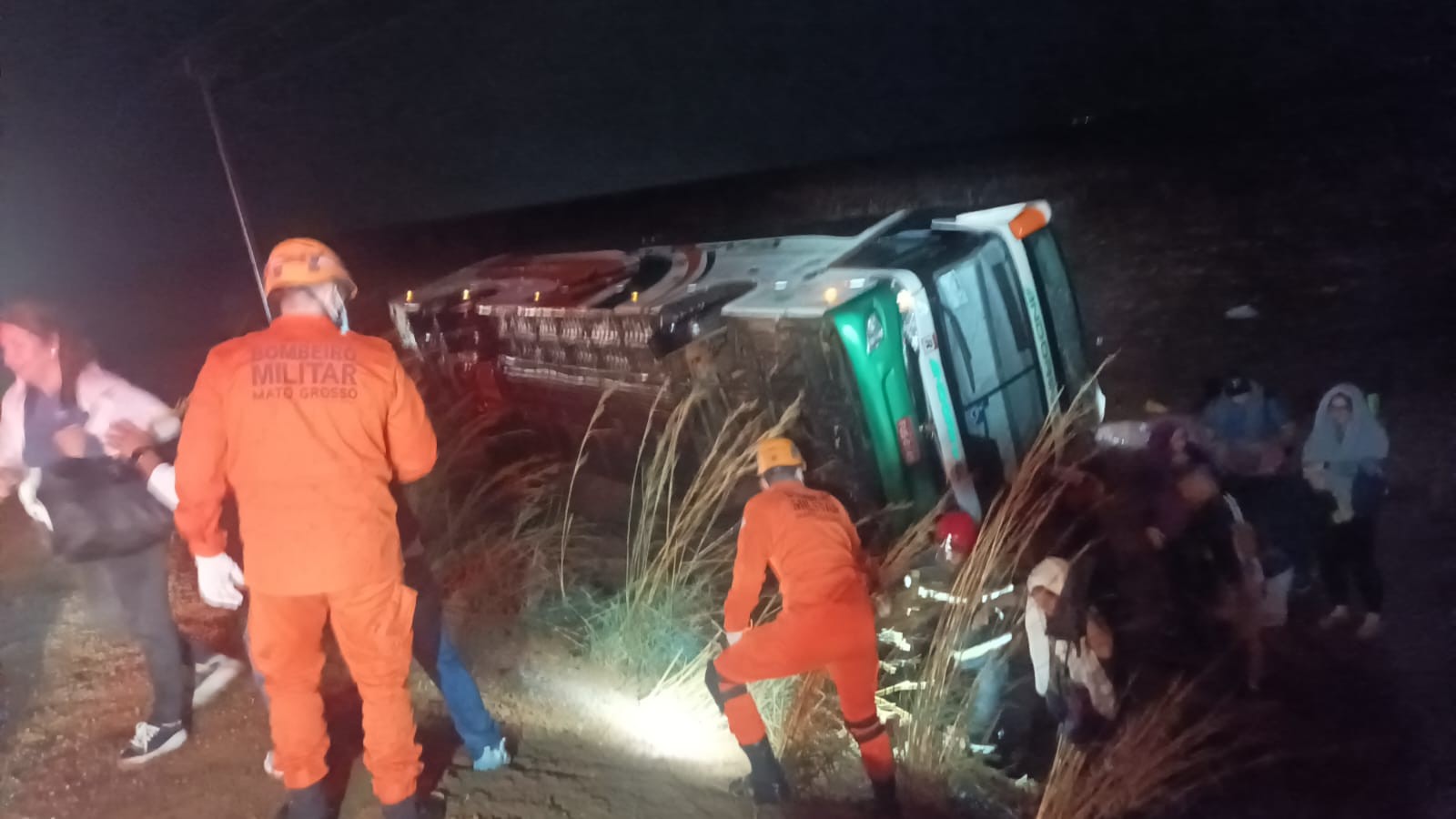 Ônibus com 35 passageiros tomba e deixa seis pessoas feridas na BR-070 em MT 