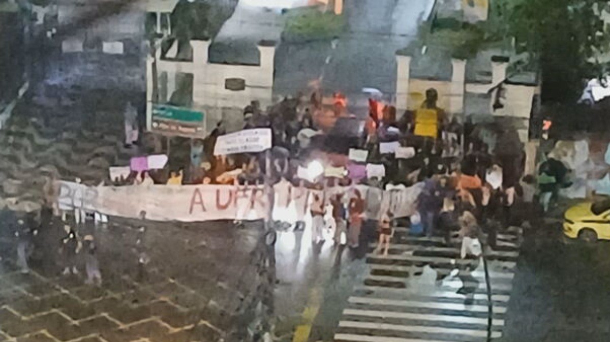 Ato contra insalubridade nos bandejões reúne alunos da UFRJ