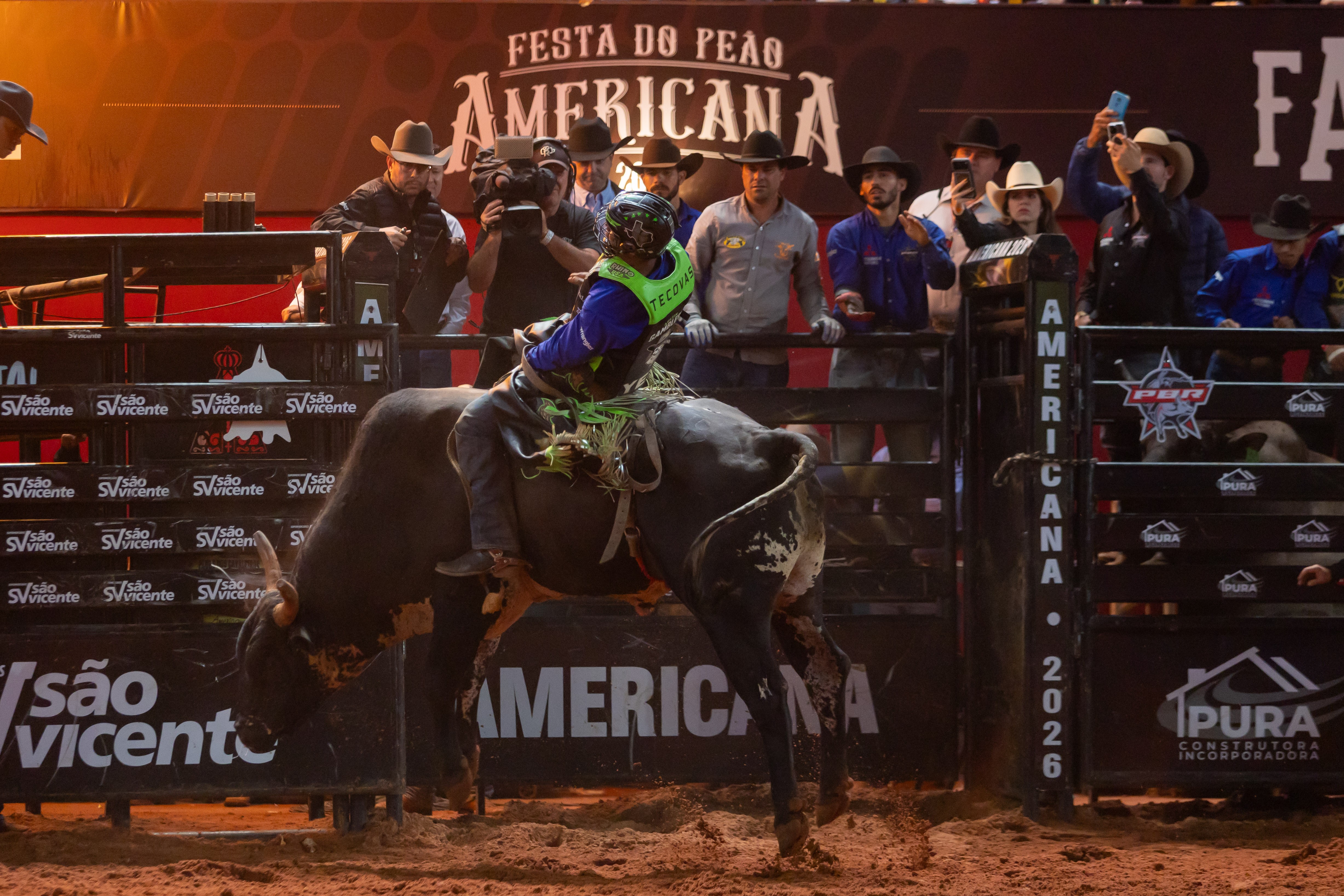 Final da etapa de Americana da PBR reuniu dez competidores na noite deste domingo (7) — Foto: Thomaz Marostegan