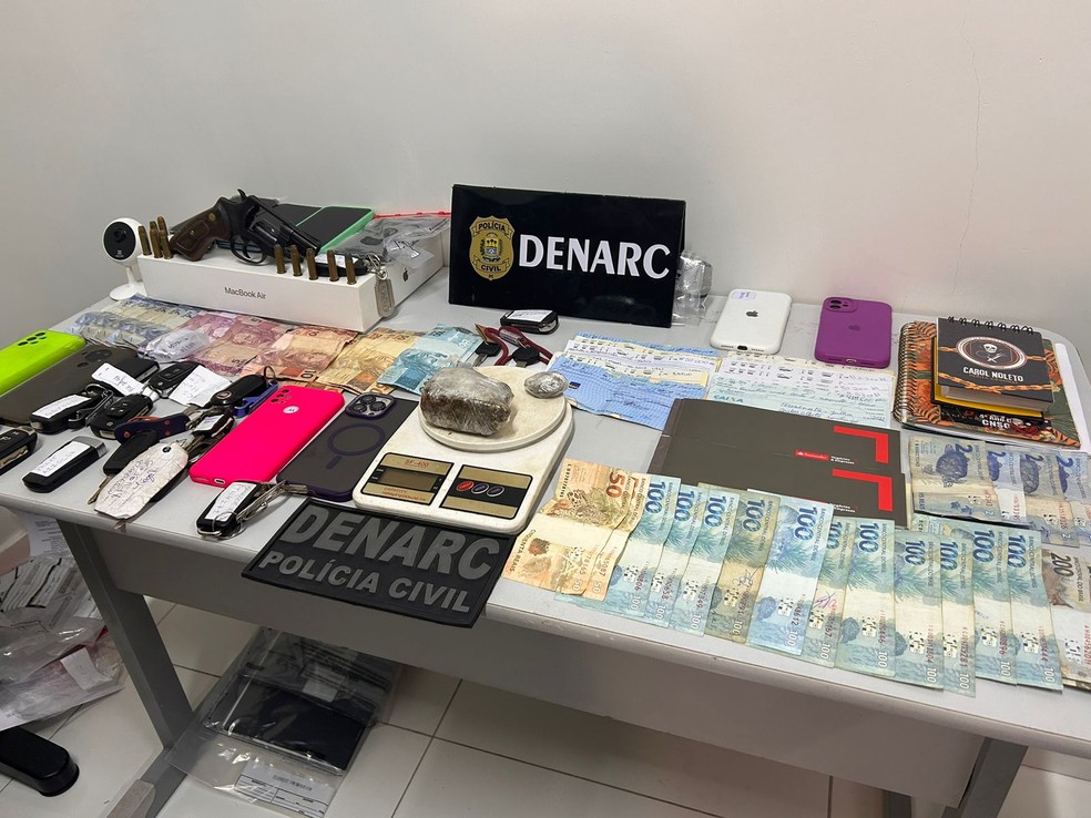 Material apreendido pelo Denarc durante operação contra facção criminosa no PI — Foto: Eric Souza/g1