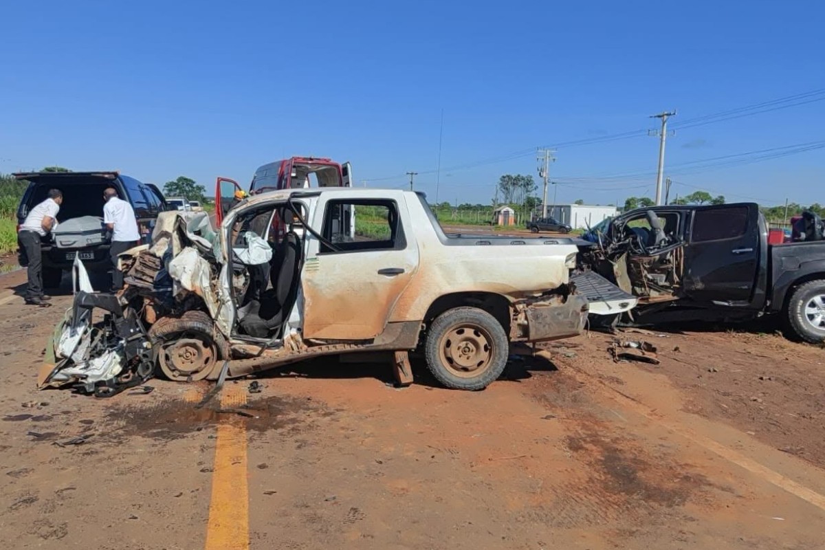 Dois trabalhadores morrem em batida entre caminhonetes na BR-262 em MS