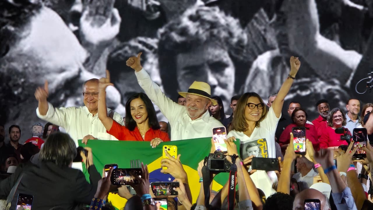 'Invenção eleitoral', 'fogo de palha': aliados de Lula diminuem peso de investigações da PF contra Lulinha na campanha presidencial