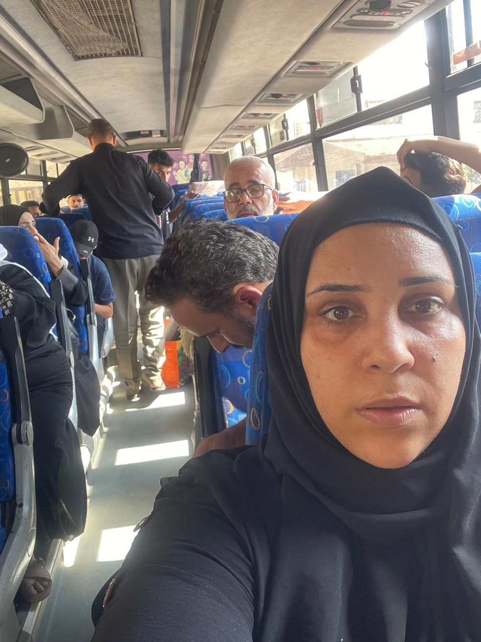 Noura Bader embarca novamente no ônibus pouco antes das 14h de sábado (14), no horário local, na segunda tentativa para deixar Gaza; — Foto: Arquivo pessoal