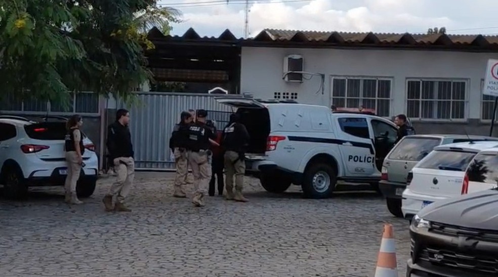 Operação cumpre mandados contra facção criminosa que expulsou mais de 250 famílias de comunidade, na Grande João Pessoa — Foto: Reprodução / TV Cabo Branco