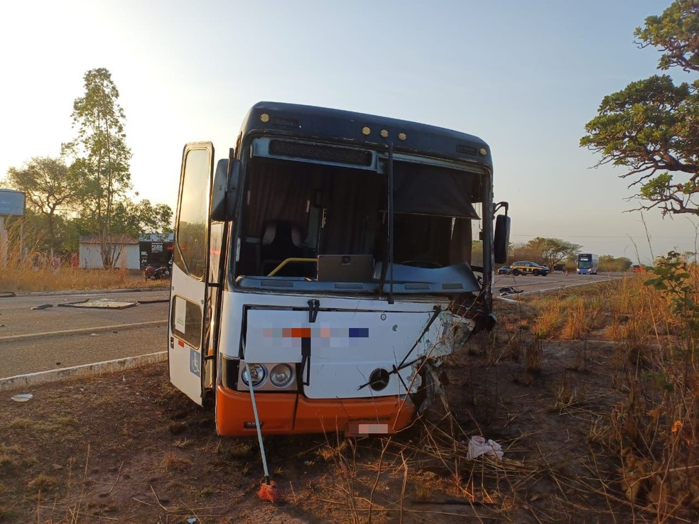Motorista de 48 anos morre preso às ferragens após bater de frente com ônibus de excursão no Piauí — Foto: Ascom PRF