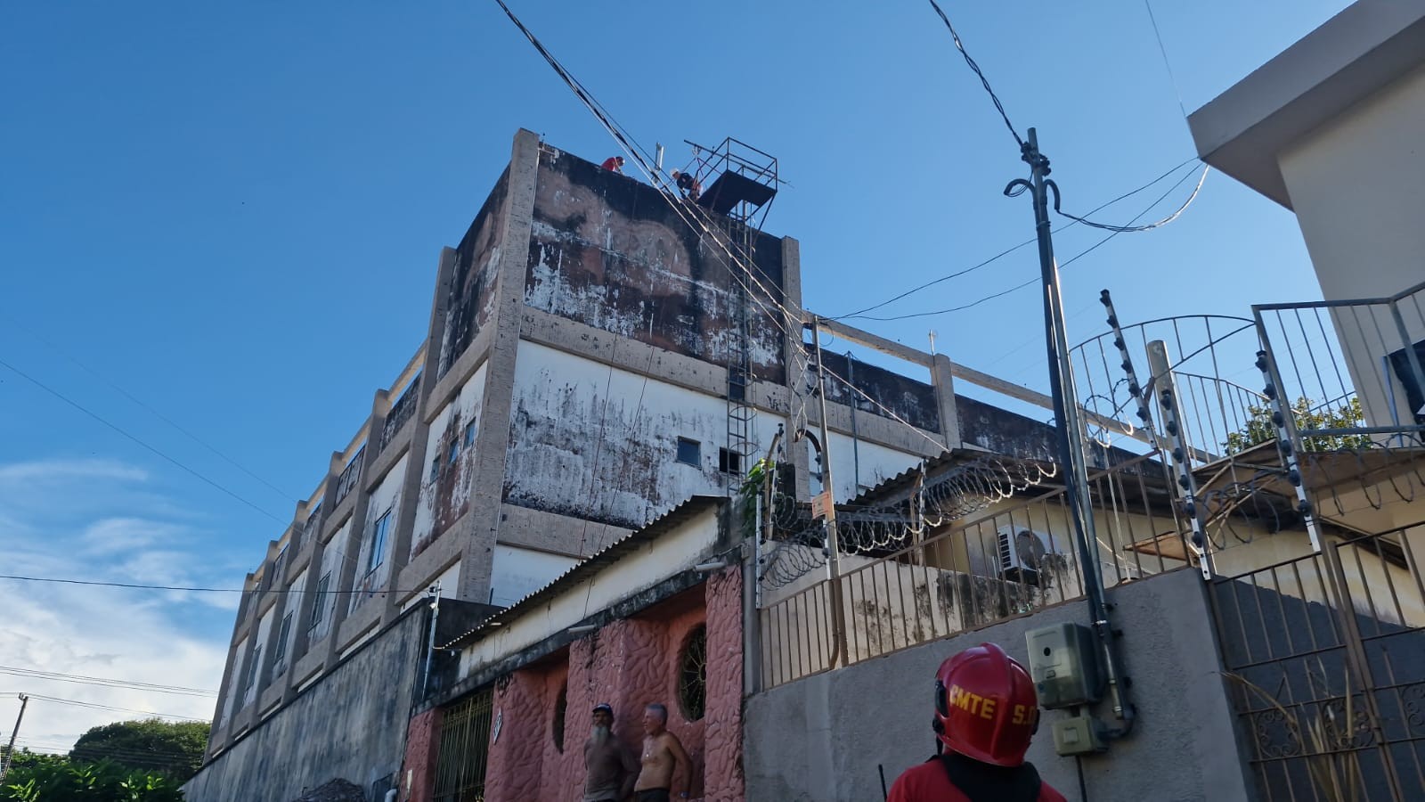 Corpo de Bombeiros realiza resgate de mulher que desmaiou durante manutenção em caixa d’água de prédio em Santarém