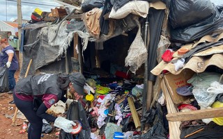 Veja o que foi encontrado em residência de casal detido por acúmulo de lixo