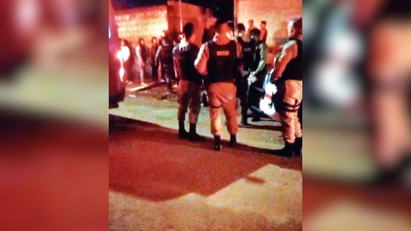 Homem é morto a facadas após briga com a esposa em Uberlândia; casa é incendiada horas depois