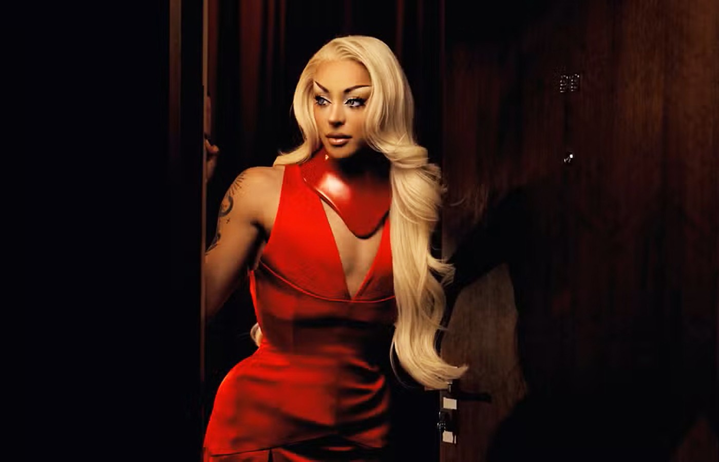 Pabllo Vittar faz a festa da carne ao se jogar na pista de 'Lost in lust', álbum que dilui o 'batidão tropical' da artista