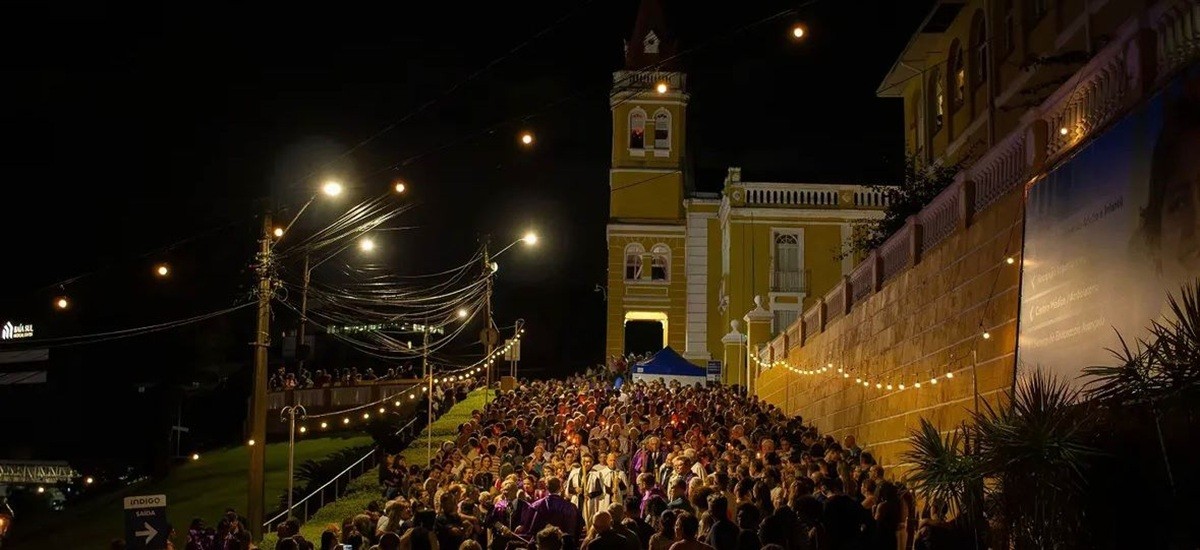 Senhor dos Passos: procissão reúne e emociona milhares fiéis em Florianópolis; VÍDEO