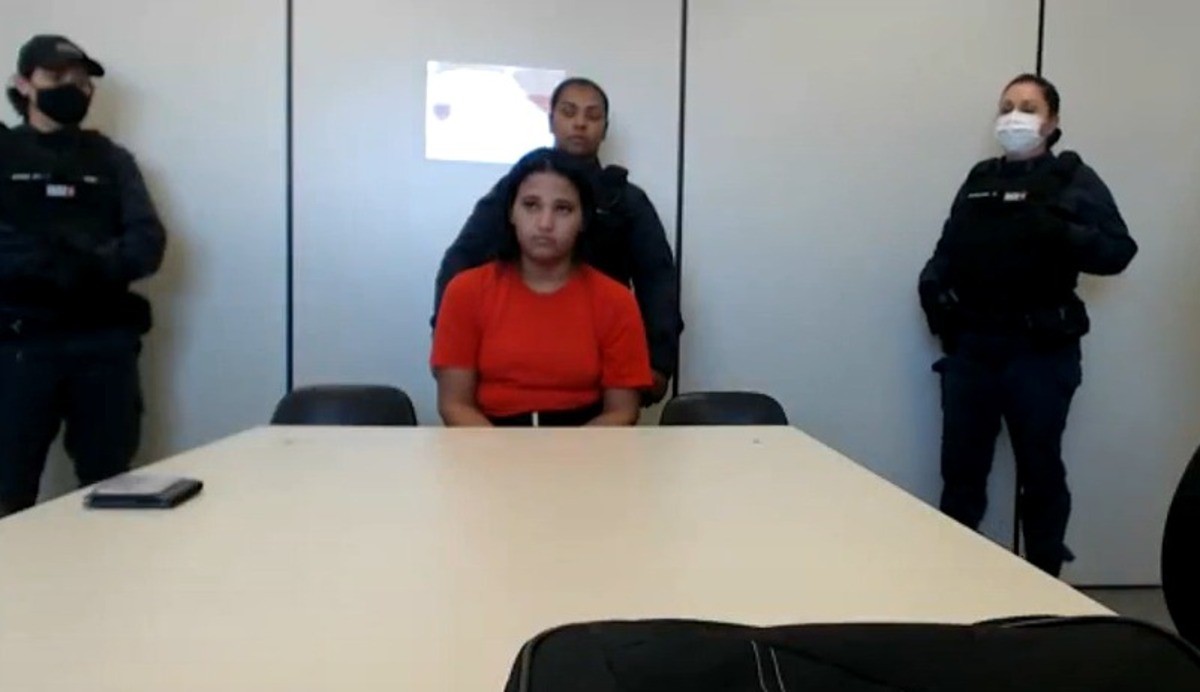 VÍDEO: veja reação de diarista investigada por morte de casal ao saber que vai continuar presa