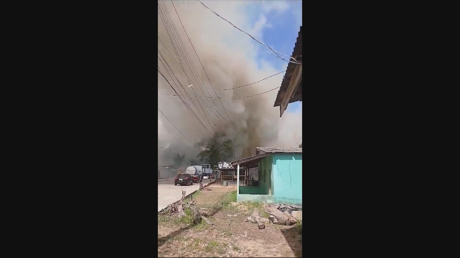 Incêndio florestal chega próximo a casas no município de Amapá, um dos afetados pela estiagem no AP