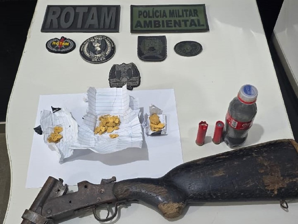 PM apreende ouro e frascos com mercúrio durante operação no rio Manoel Alves em Almas — Foto: Ascom BPMA/Divulgação