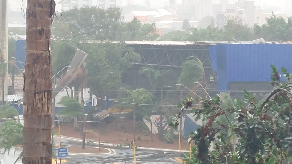 Temporal com rajadas de vento provoca destelhamentos e estragos em cidades do interior de SP