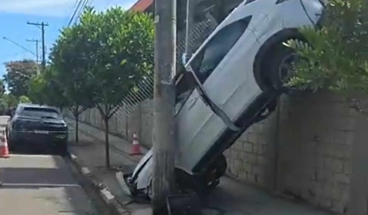 Carro cai de estacionamento de supermercado em calçada de Jaguariúna
