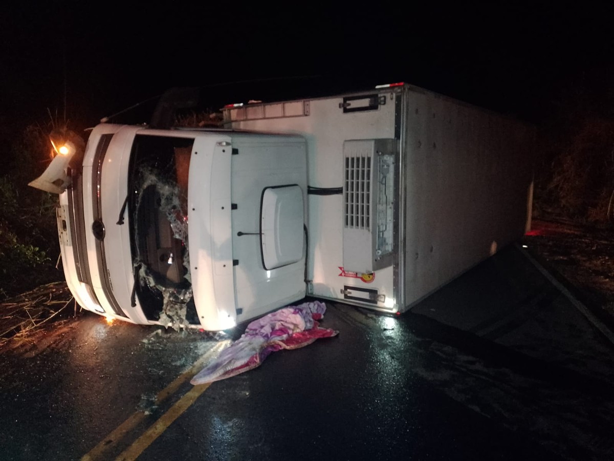 Caminhão tomba e deixa motorista ferido em rodovia de Itaporanga