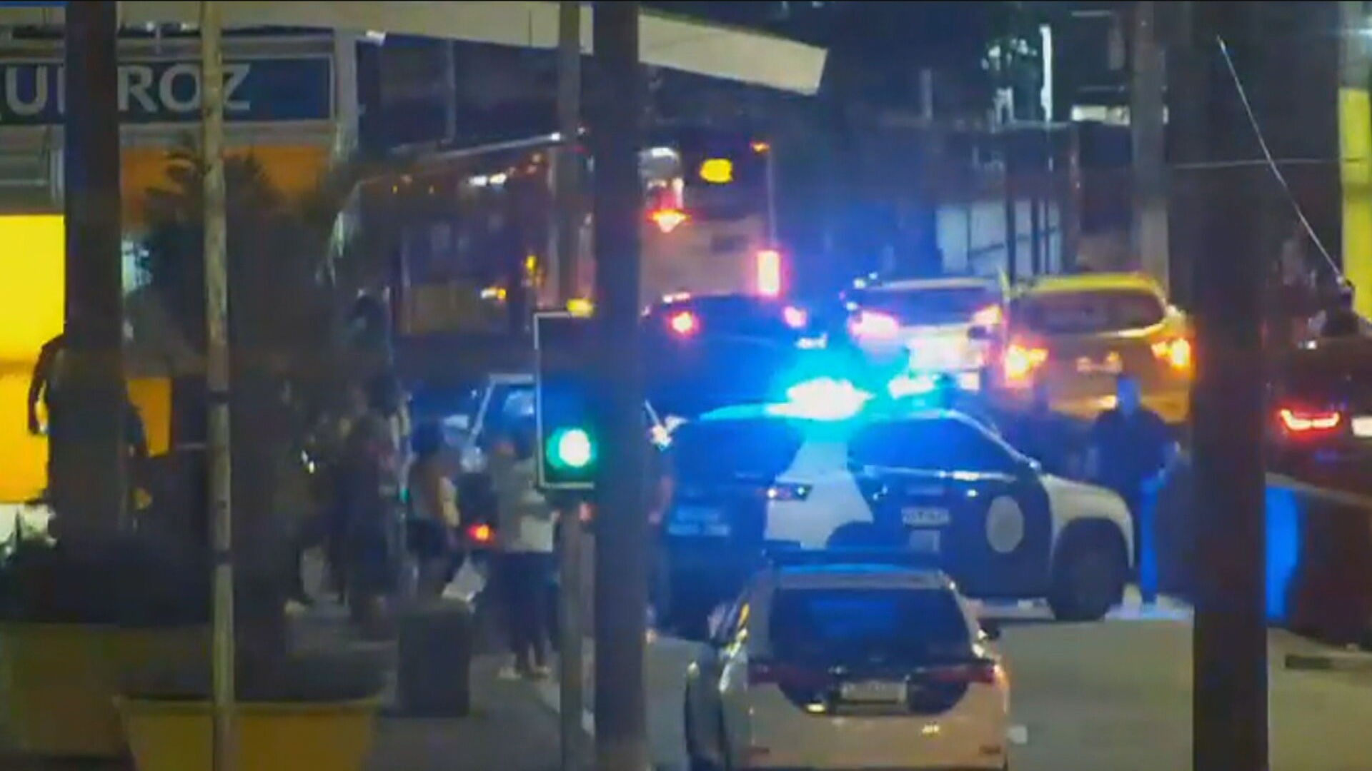 Mulher fica ferida após ser atropelada por viatura da Polícia Civil na calha do BRT em Madureira