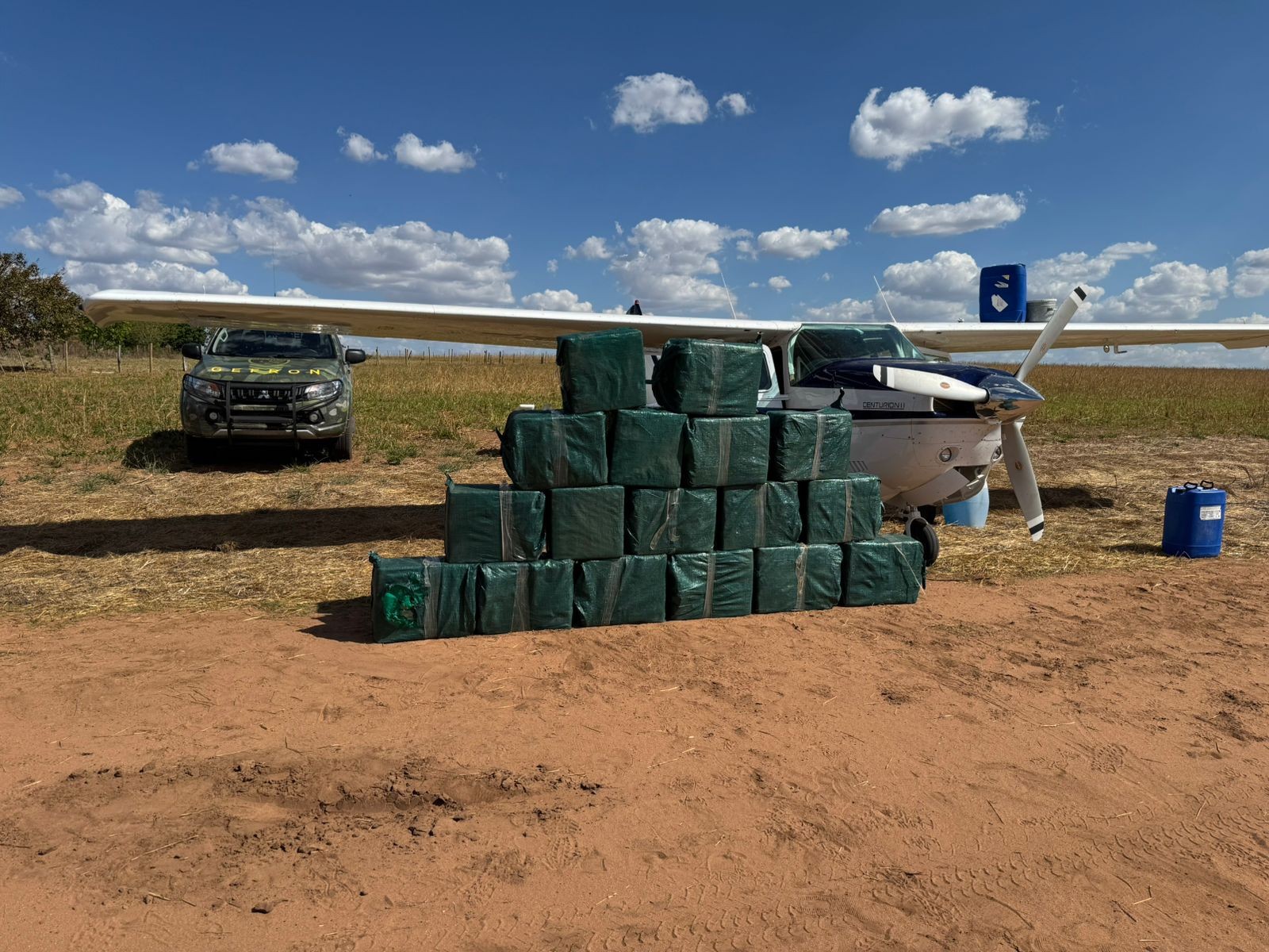 FAB apreende avião e 1 tonelada de cocaína em Alto Garças (MT) 