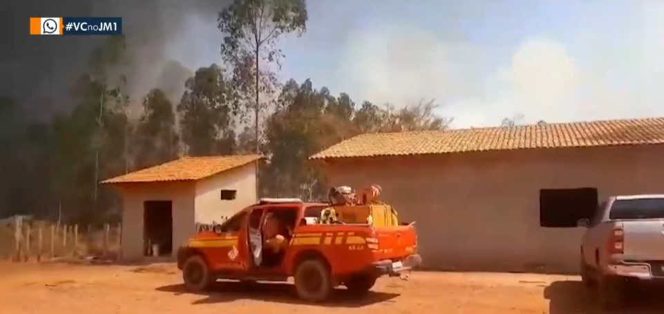 Incêndio atinge vegetação e ameaça casas em Feira Nova do Maranhão