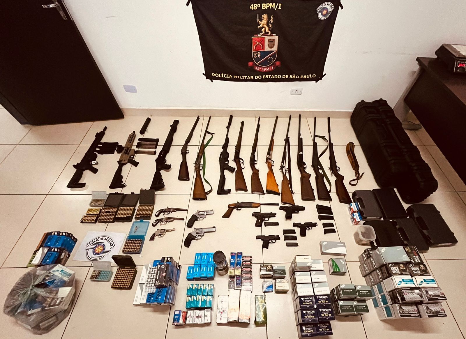 Homem é preso após PM encontrar 23 armas e 11,7 mil munições em casa de Sumaré