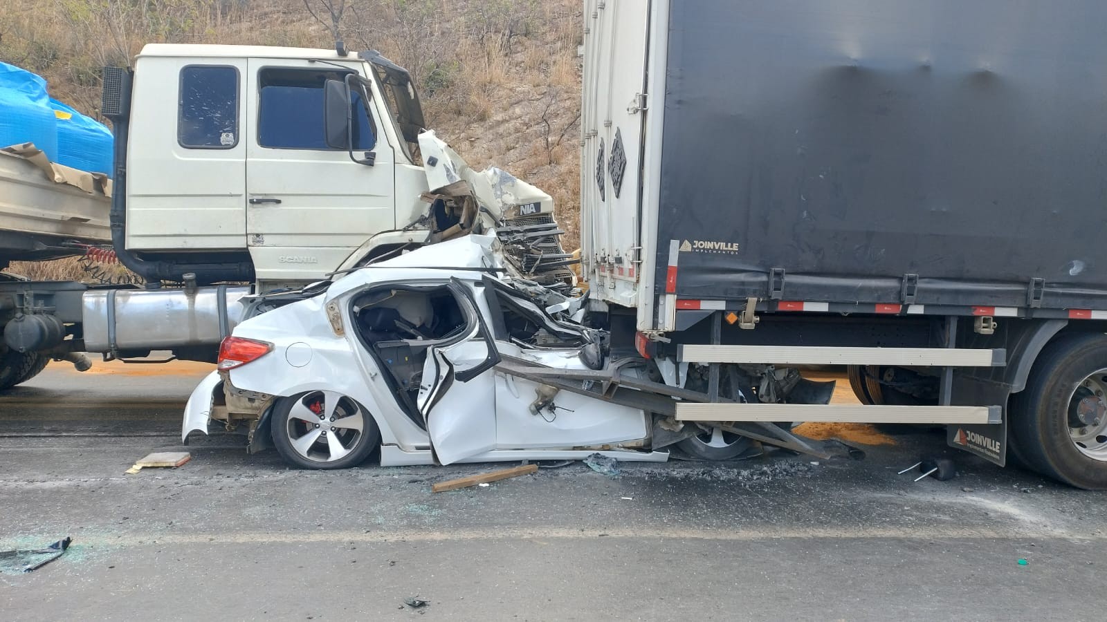 Casal e filho de 3 anos sobrevivem após carro ficar prensado em MG: 'Roda da carreta subiu no teto e esmagou veículo', diz bombeiro