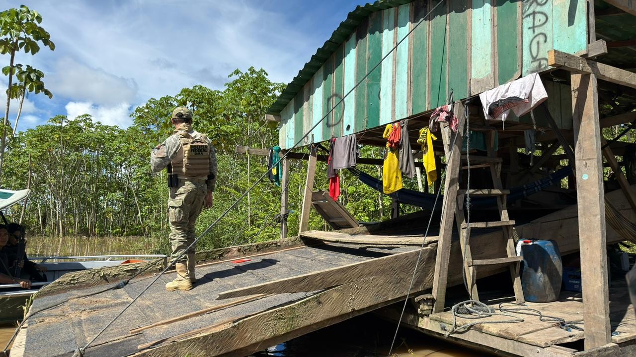 PF explode e afunda dragas em operação contra garimpo ilegal no rio Madeira; veja VÍDEO