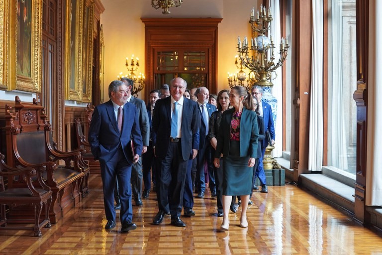 Avião de Alckmin apresenta 'falha' em mangueira e vice-presidente aguarda substituição na Colômbia