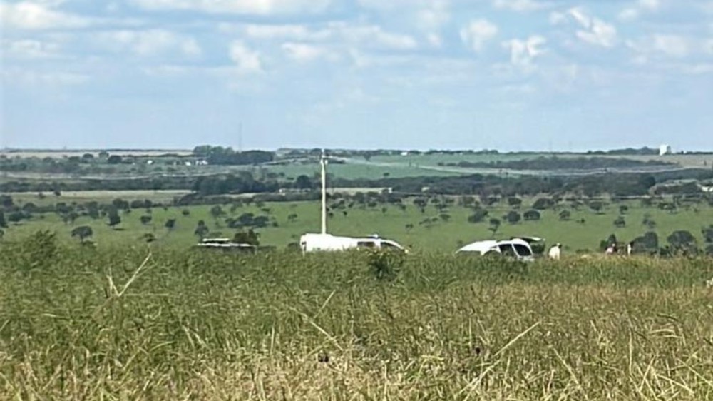 Corpo com marcas de tiros é encontrado em matagal no Shopping Park, em Uberlândia