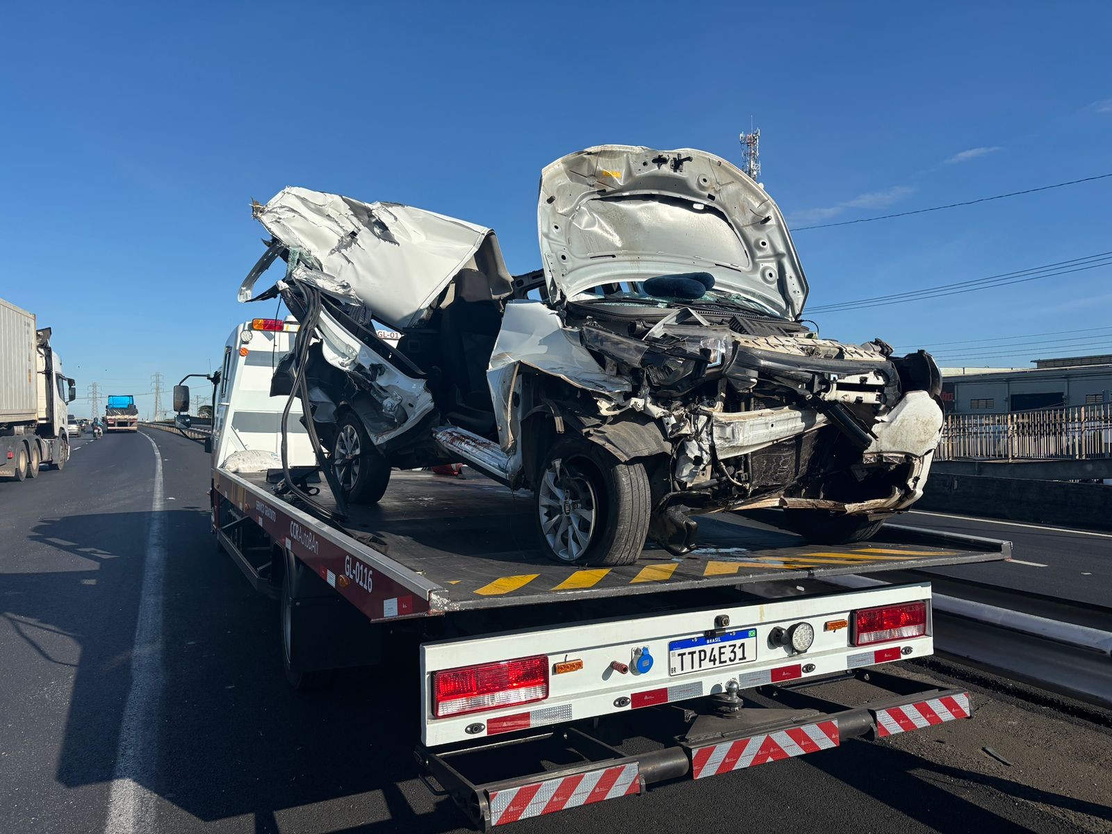 Carro bate na traseira de carreta na Rodovia Anhanguera, em Sumaré; uma pessoa ficou ferida
