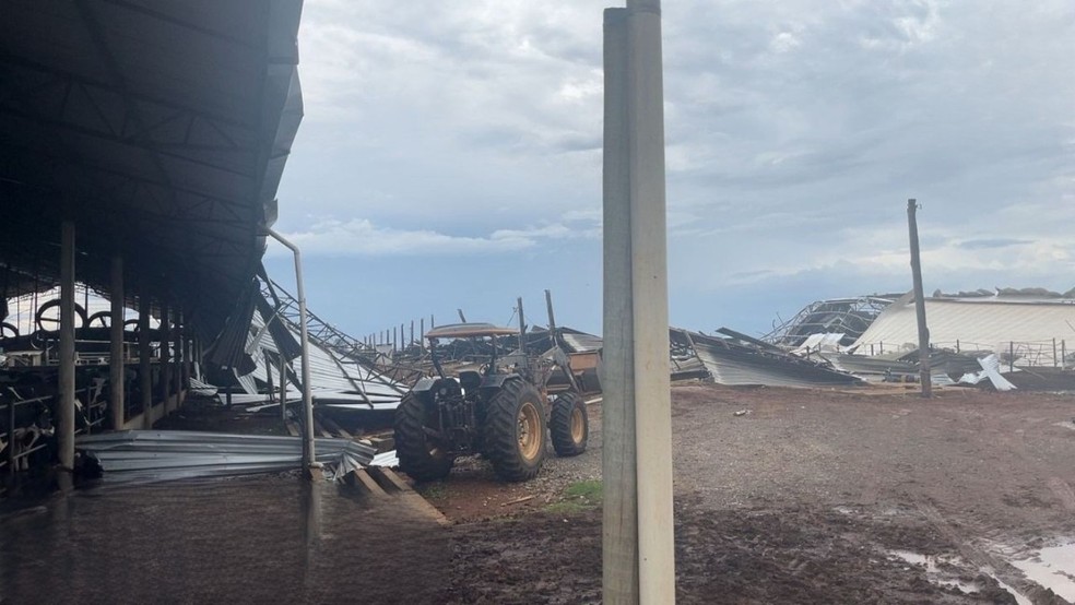 Galpões de fazenda desabaram durante vendaval  — Foto: Corpo de Bombeiros/Divulgação