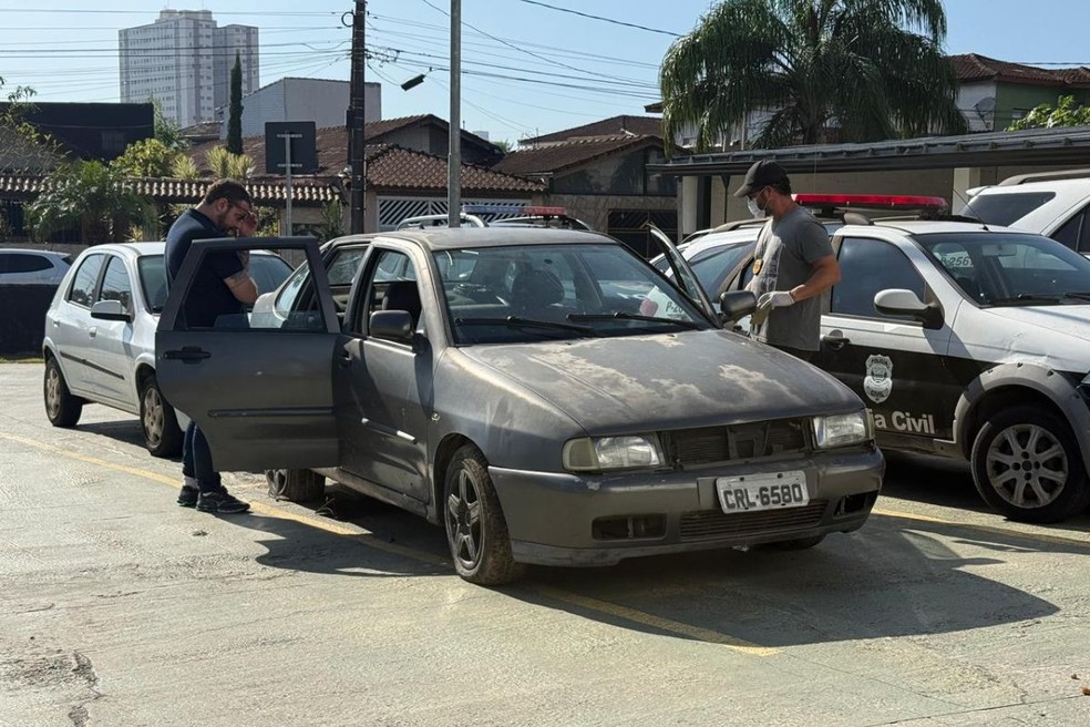 Carro onde crianças foram encontradas passa por perícia em Praia Grande — Foto: Leandro Guedes/TV Tribuna