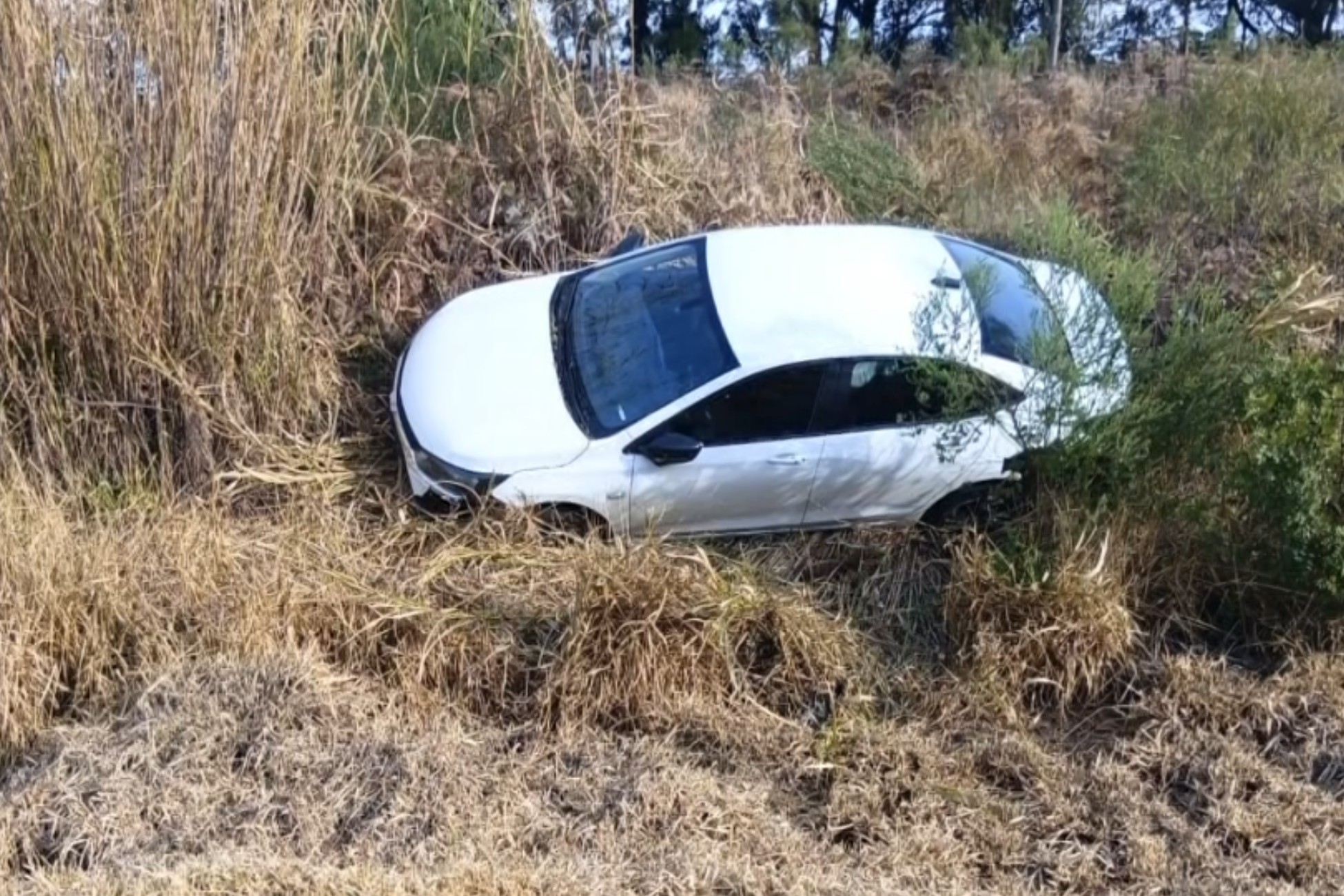 Groom suffers accident on the way to the wedding, survives and ceremony that would take place at sunset ends up illuminated by headlights from the guests' cars