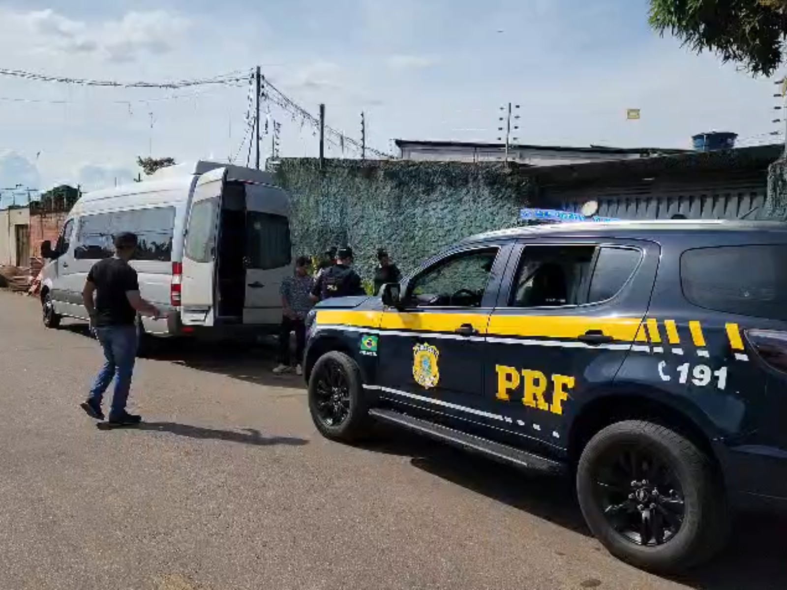 Grupo de 17 imigrantes venezuelanos é resgatado pela PRF em cidade do Acre