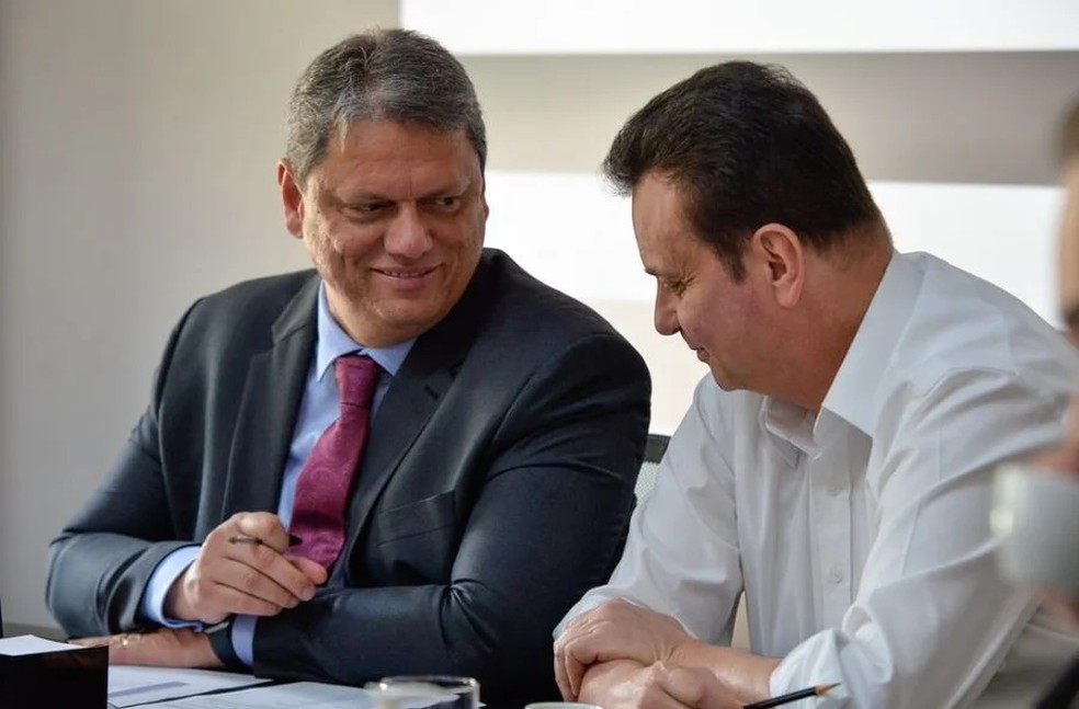 O governador de São Paulo, Tarcísio de Freitas (Republicanos) e o secretário GIlberto Kassab, presidente nacional do PSD. — Foto: Secom/GESP