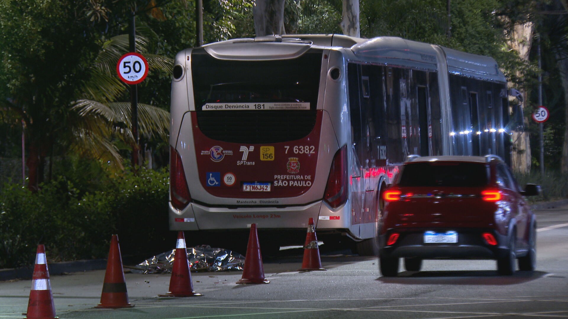 Mulher de 56 anos morre após ser atropelada por ônibus na Avenida Nove de Julho, Zona Sul de SP