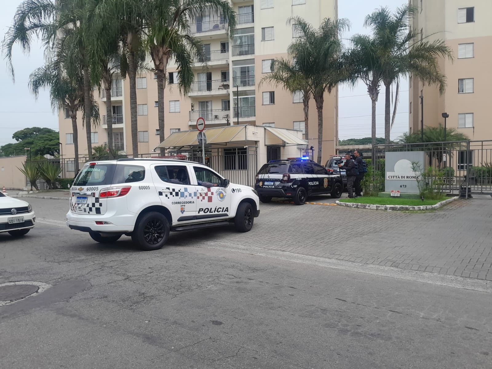 Polícia chega ao apartamento de tenente-coronel para cumprir mandado de prisão por morte de PM Gisele