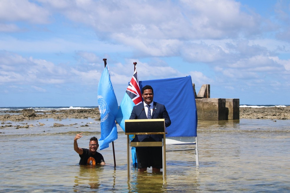 Ministro de Tuvalu grava vídeo de dentro do mar para ser exibido na COP26. Pequeno conjunto de ilhas no Oceano Pacífico corre o risco de desaparecer nos próximos anos.  — Foto: Governo de Tuvalu/redes sociais