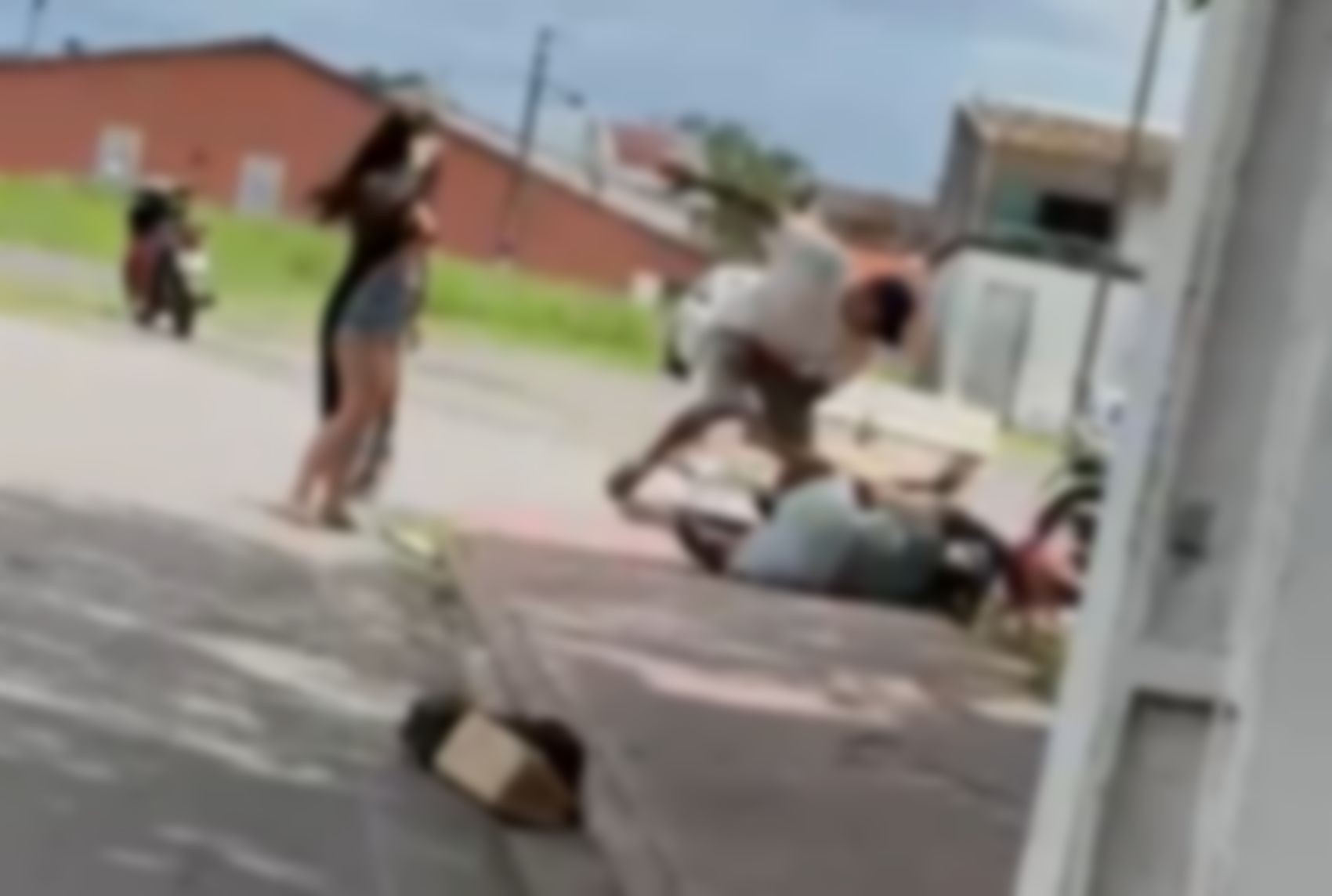 VÍDEO: Mulher briga com outra e é agredida por companheiro em SE; Polícia Civil investiga o caso