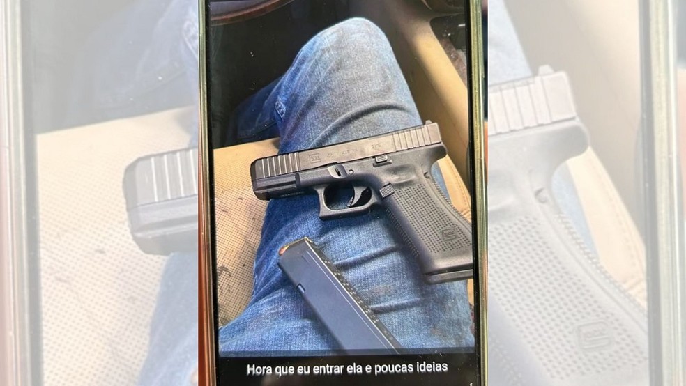 1 de 1
Homem investigado por ameaçar de morte a ex-namorada envia imagens de armas à polícia e é preso em Agudos — Foto: Polícia Civil/Divulgação