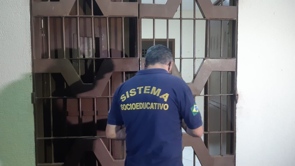 Agente socioeducativo no Case Pitimbu — Foto: Sérgio Henrique Santos/Inter TV Cabugi