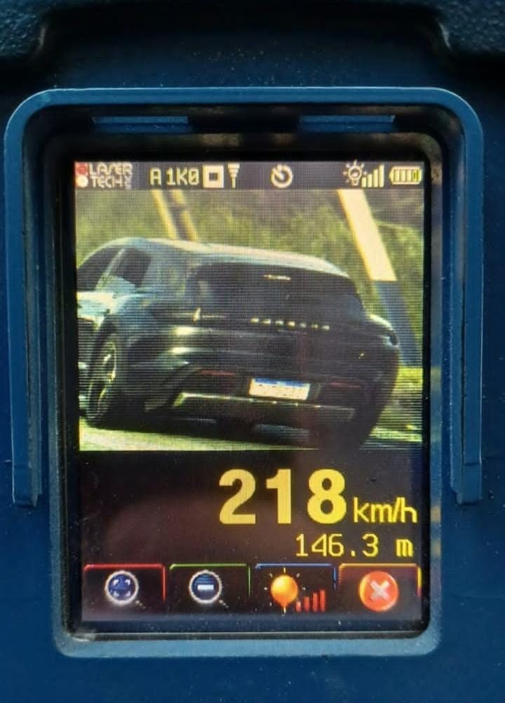 Porsche é flagrado a 218 km/h na rodovia Fernão Dias, em Atibaia, SP