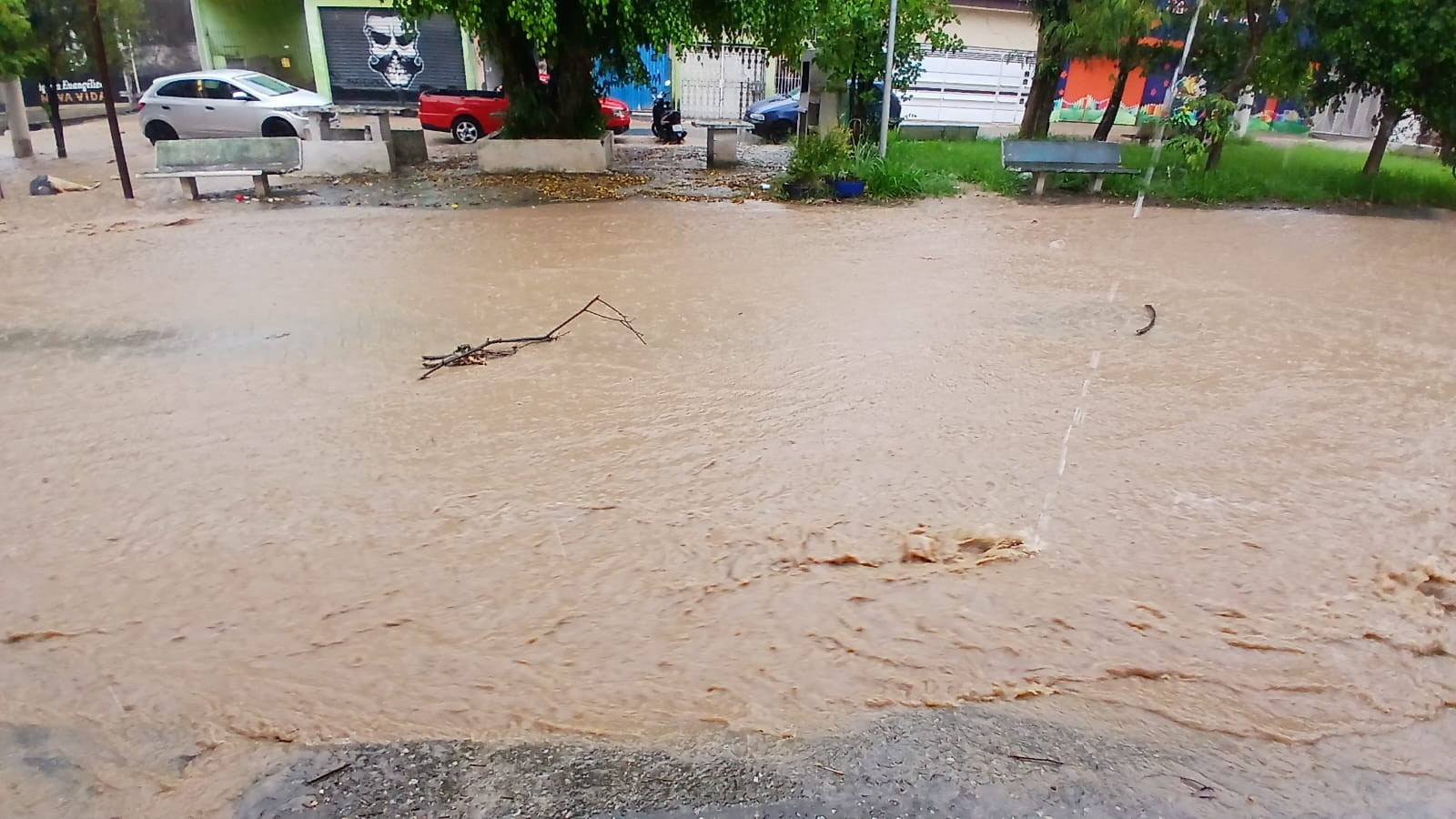 Chuva alaga estação da CPTM em Ferraz de Vasconcelos