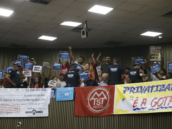 Manifestantes acompanham sessão de votação da privatização da Sabesp na Câmara Municipal de SP — Foto: Paulo Pinto/Agência Brasil