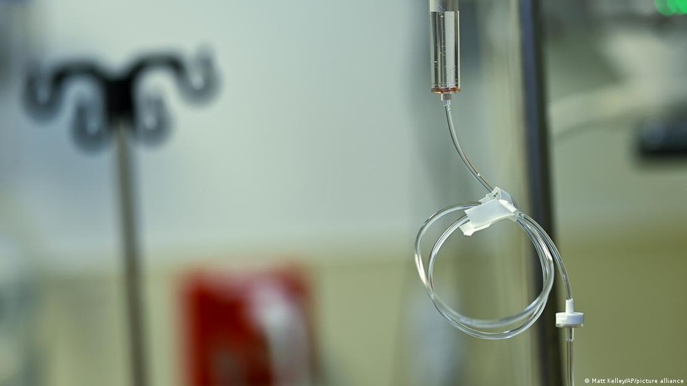 Apesar de ser apresentada como um procedimento simples, a soroterapia também apresenta riscos — Foto: Matt Kelley/AP/picture alliance