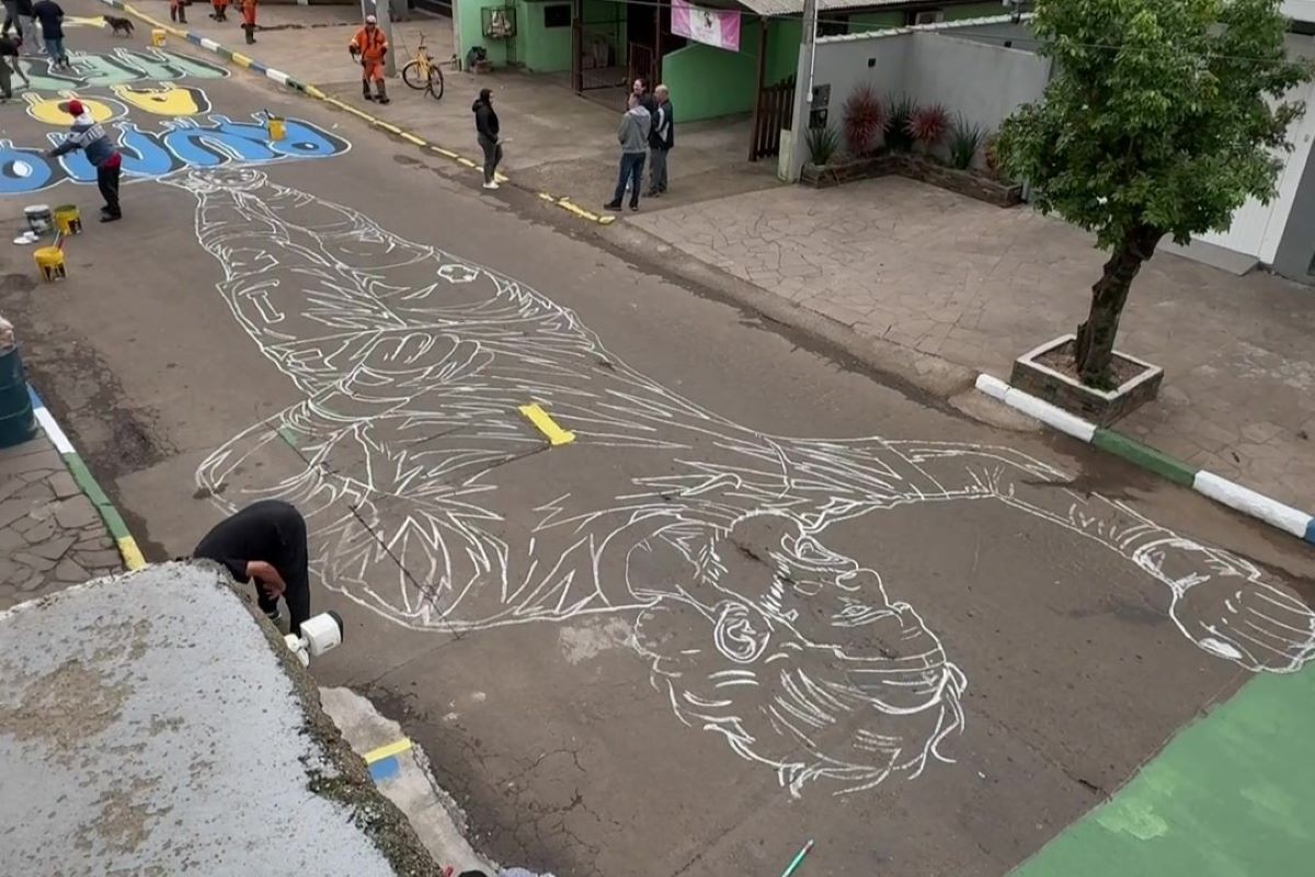 Copa do Mundo 2026: Cidade natal de Alisson faz pintura gigante em homenagem ao goleiro no RS